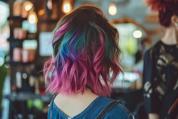 Foto op Plexiglas Schoonheidssalon Woman dyeing hair in beauty salon. Woman in the salon. Colored hair