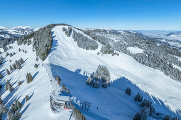 Blick ins Skigebiet am Bolsterlanger Horn an einem wolkenlosen Wintertag im Allgäu