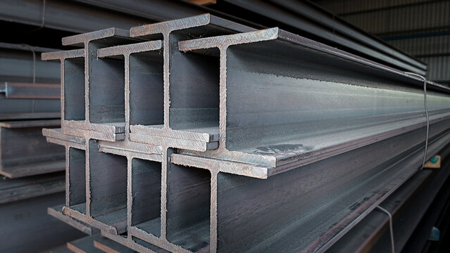 Metal forming steel beams at the metal products warehouse, H-beam steel and Wi-Frank steel. For large structures or building columns, focus only on the raw materials used in building construction.