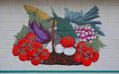 Joli carrelage mosaïque sur le mur d'un marché représentant un panier en osier remplit de...