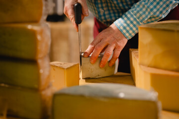 Käse wird an der Theke geschnitten