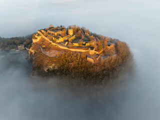 Luftbild vom Hegauvulkan Hohentwiel mit der oberen Festungsruine von der aufgehenden Sonne...