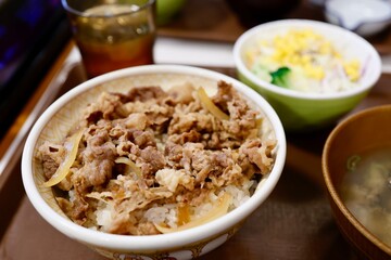 牛丼屋で注文した大盛りの牛丼