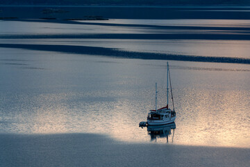 Silhouette of a sailing boat at sunset in Loch Carron, North West Highlands, Scotland, UK - obrazy, fototapety, plakaty