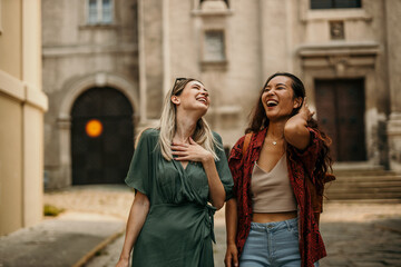 Fototapeta premium Two female friends having a great time in the heart of the city