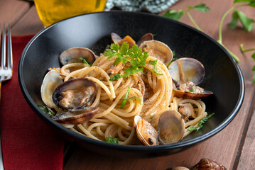 Piatto di deliziosi spaghetti conditi con vongole veraci, pasta italiana, cibo mediterraneo 