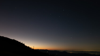夕暮れに沈むはくちょう座の星々