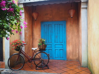 Fototapeta na wymiar old bicycle in front of a house with a blue door