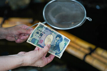 銭洗い神社。お金を神社の聖なる水で洗い清める。