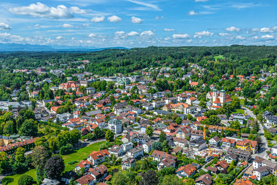 Die Gemeinde Tutzing am Starnberger See im Luftbild