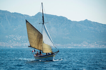 Bateau à voile au large © PPJ