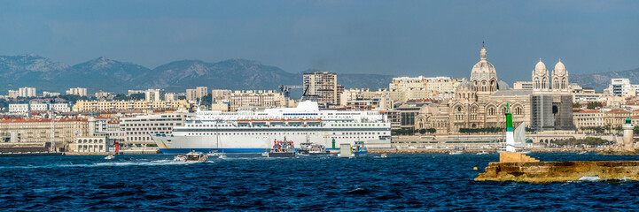 Fototapeta na wymiar L'entrée du port de Marseille