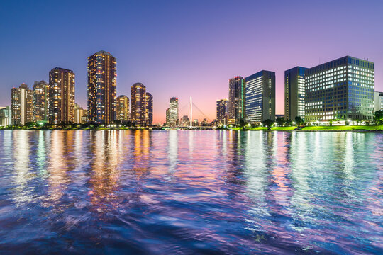 隅田川テラスから見るタワーマンション群の都市夕景【東京都・中央区】　
Urban sunset view of tower condominiums seen from Sumida River Terrace - Tokyo, Japan