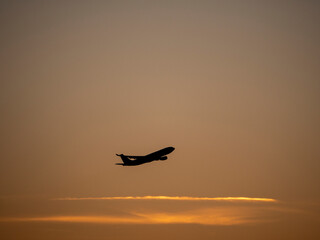 Avión volanda en el crepúsculo