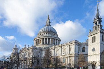 Fototapeta na wymiar Sankt Pauls cathedral in London a cold and sunny winterday