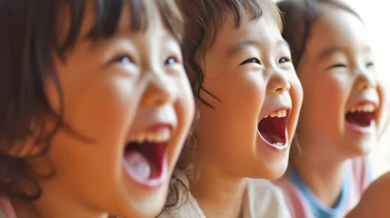 Deurstickers 幼稚園で並んで笑う子どもたち © Hanasaki