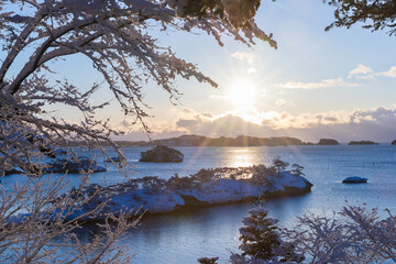 雪の松島の日出