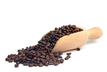 Obraz premium geröstete Kaffeebohnen mit einem Holzschaufel