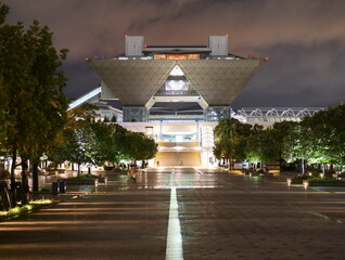 夜の展示会場