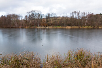 Zugefrorener Stausee in Sohland an der Spree