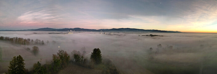 Freiburg im Sp&auml;therbst mit Nebel und Sonnenuntergang - Luftaufnahme Panorama