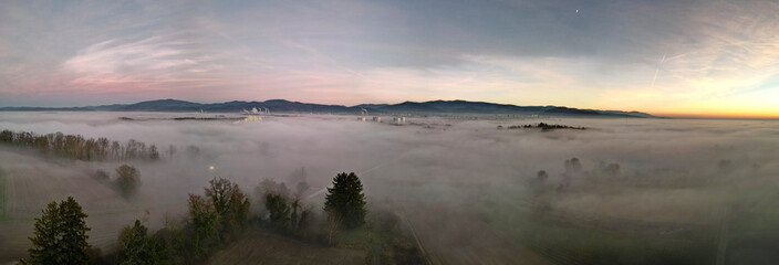 Freiburg im Spätherbst mit Nebel und Sonnenuntergang - Luftaufnahme Panorama