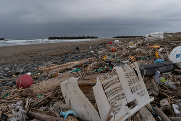 海岸にたまったゴミの山