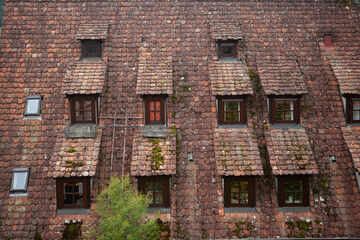 Naklejka premium A towering structure made of bricks, featuring an abundance of windows that allow for ample natural light.