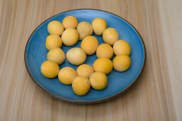 Ugotowane żółtka kurzych jaj leżą izolowane na talerzu - obrazy, fototapety, plakaty