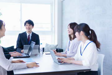 コンサルティング会社で働くビジネスパーソン