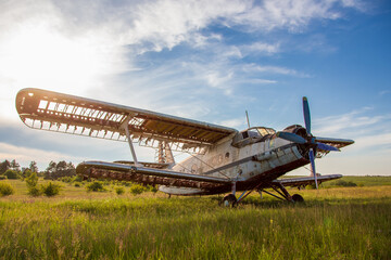 Fototapeta na wymiar Abandoned old airplane on the field