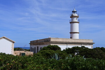 Leuchtturm mit Brunnen am Cap de ses Salines	