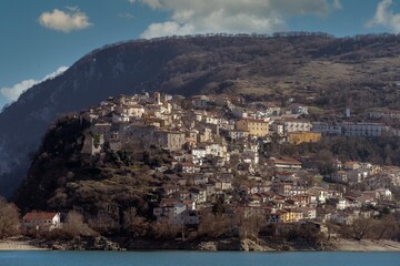 Fototapeta na wymiar Veduta di Barrea - L'Aquila - Abruzzo - Italia