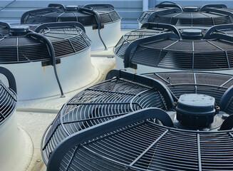 Rückkühler Kälteanlage und Wärmepumpe mit Rohrleitung einer Klimaanlage für ein Rechenzentrum...