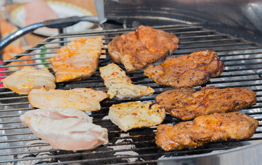 Fleisch auf einem Kohlegrill grillen