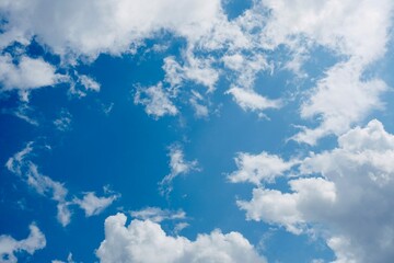 光刺す青空と白い雲