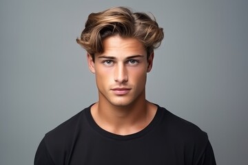 Obraz premium A man with long hair and dressed in a black shirt stands in front of the camera.