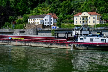 Deurstickers Binnenschifffahrt auf der Donau bei Passau, Frachter, Schiff fährt an Wohnhäusern vorbei, Passau, Deutschland © GrebnerFotografie