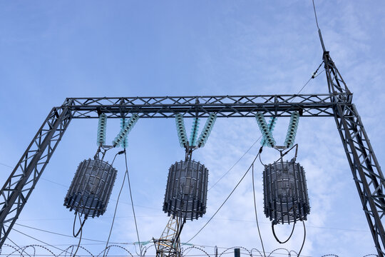High-frequency barriers for RF communication channels on an electrical line in close-up