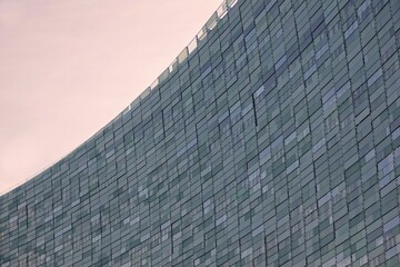 Vue rapprochée sur un grand immeuble de bureaux avec effet d'ambiance ciel légèrement jaune orangé