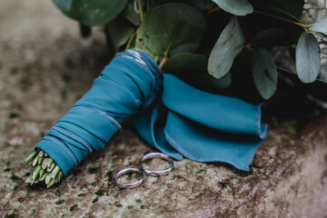 Eleganter Hochzeitsstrau&szlig; mit wei&szlig;en und cremefarbenen Rosen in den H&auml;nden einer Braut