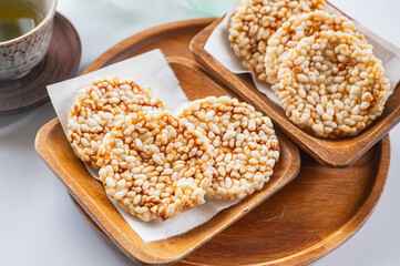 玄米ともち麦のせんべい