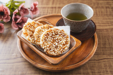 醤油味のおこげ煎餅とお茶