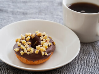 胡桃をのせたチョコレートドーナツ