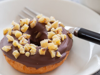 胡桃をのせたチョコドーナツ