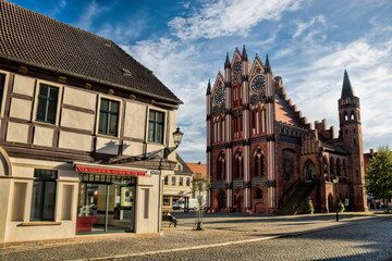 tangermünde, deutschland - stadtbild mit altem rathaus im stil der backsteingotik
