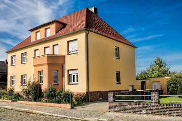 tangermünde, deutschland - saniertes mehrfamilienhaus mit erker - 724931959