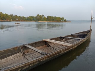 Obraz premium A wooden vehicle used for water transport is usually called a canoe. 