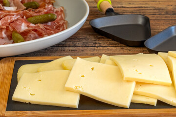 tranches de fromage à raclette, en gros plan, sur une table
