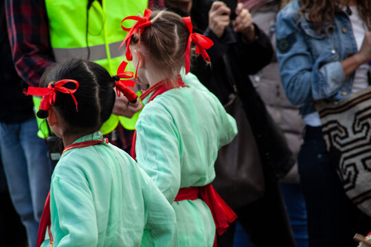 Ni&ntilde;as de espaldas disfrazadas